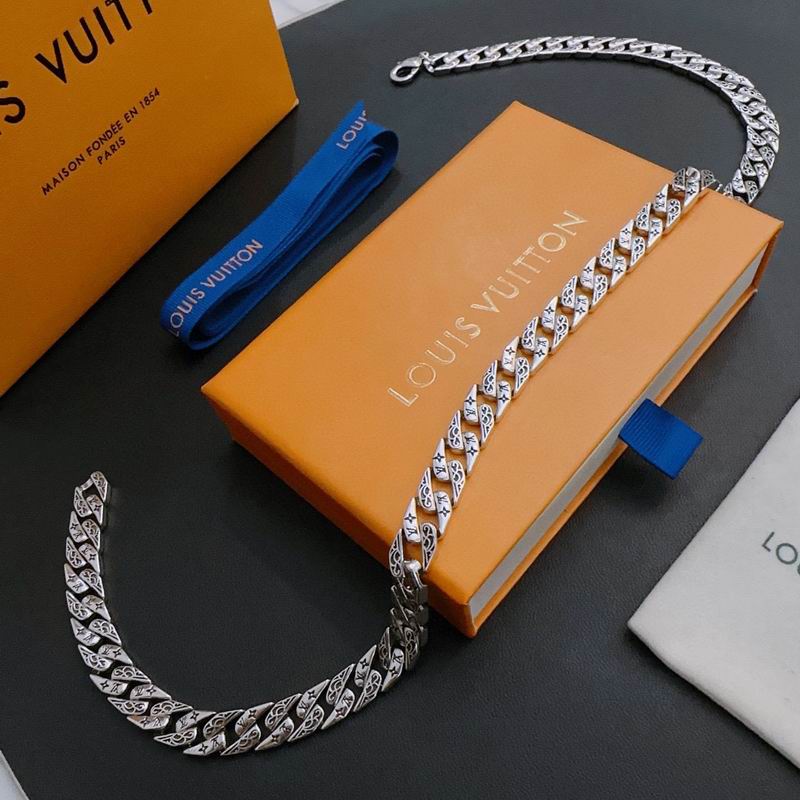 LV Necklace 03lyr683